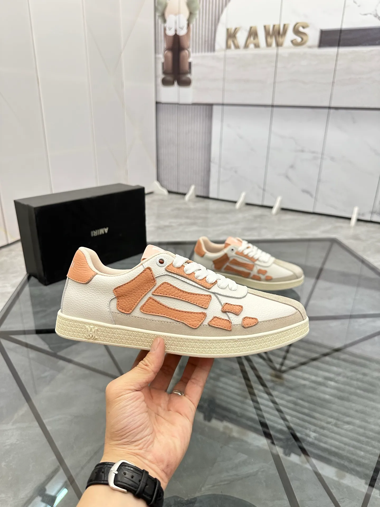 Men's shoes: 💰P420¥ Product trademark: AMIRI* "Amir*" low-top casual shoes Regular size: 38-45 (can be customized to 46) Product material: imported nubuck leather upper, breathable lining, original outsole. Number: 001